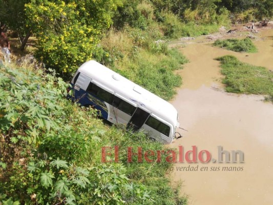 FOTOS: Así quedó bus tras caer a orilla de río en la colonia Loarque