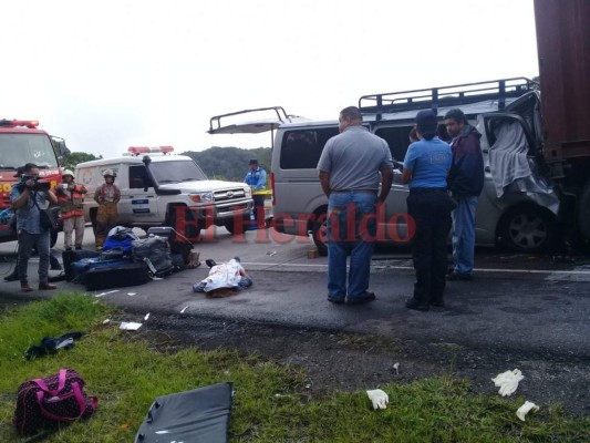 Así ocurrió el trágico accidente entre un busito y una rastra en la carretera al norte