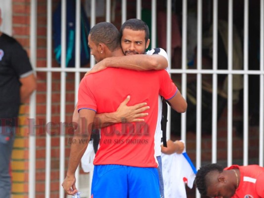 FOTOS: Abrazos y muestras de apoyo para Edrick Menjívar en su regreso a Olimpia