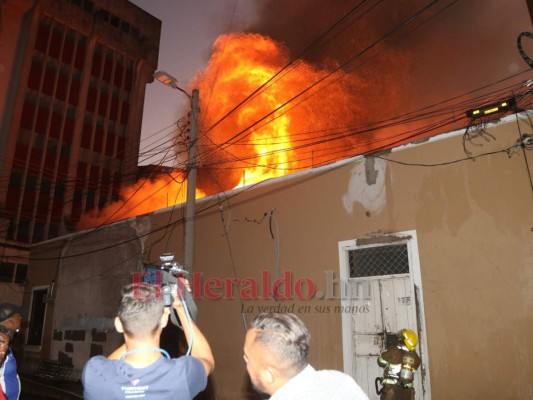 Llamas, daños y desesperación: Las imágenes del voraz incendio que consumió negocios en el centro de la capital