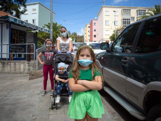 Tras seis semanas de encierro, los niños españoles salen a tomar el aire