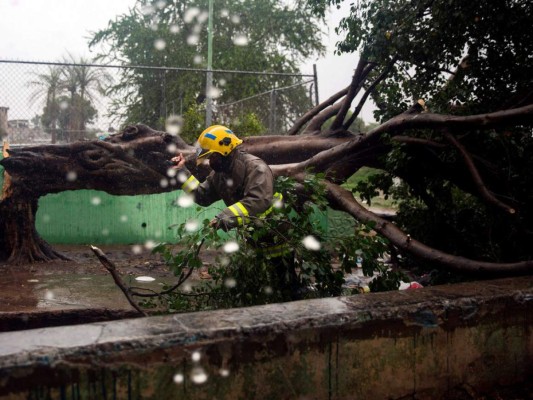 FOTOS: Huracán Isaías gana fuerza en el Caribe rumbo a Florida, epicentro de pandemia