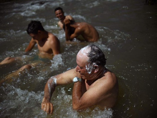 FOTOS: Así se bañan los hondureños que viajan en la caravana migrante en México