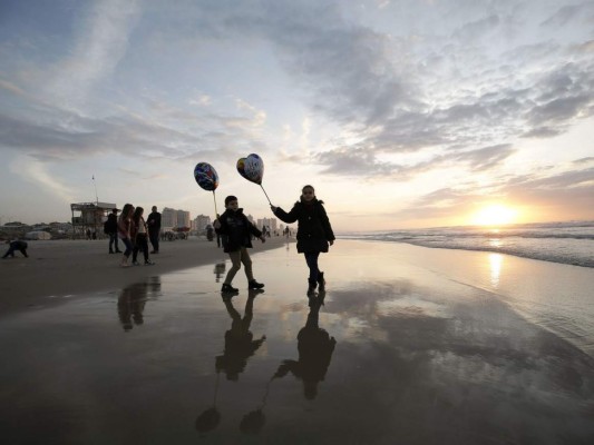 Con caminatas en la playa y oraciones en los templos, así reciben 2020 en otros países