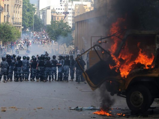 Impactantes imágenes de las protestas en Beirut, tras mortal explosión en puerto