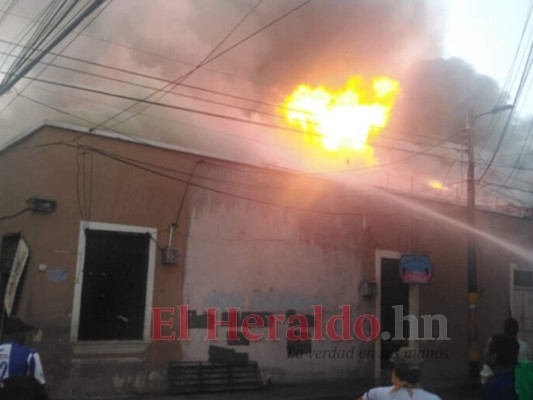 Llamas, daños y desesperación: Las imágenes del voraz incendio que consumió negocios en el centro de la capital