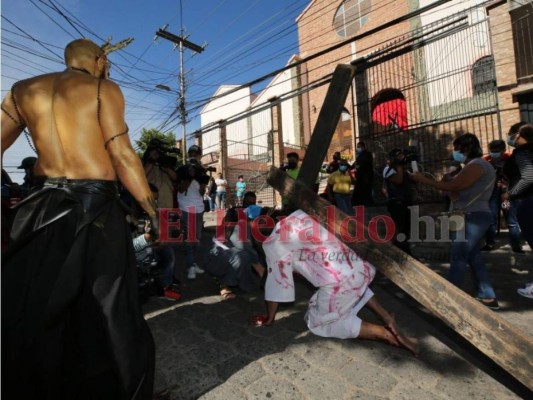 Impresionante vía crucis en Viernes Santo retrata la pasión de Jesucristo