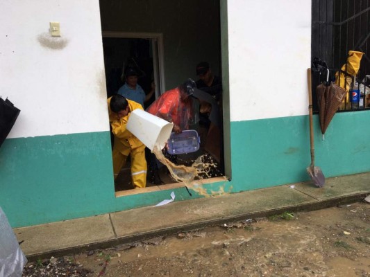 Casas sin techo y fuertes inundaciones deja frente frío en el norte de Honduras