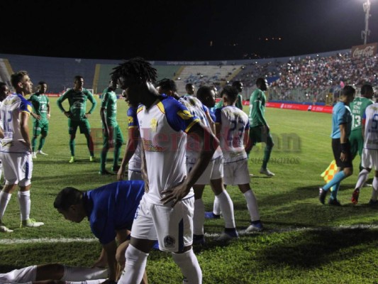 FOTOS: Así fue el zafarrancho entre jugadores de Olimpia y Marathón que dejó cuatro expulsados en el clásico