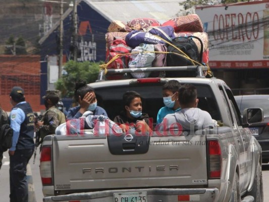 FOTOS: En caravanas retornan viajeros al cierre de la Semana Santa