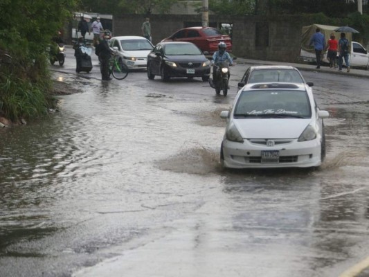 Tráfico, inundaciones y carros atascados por fuerte lluvia en la capital