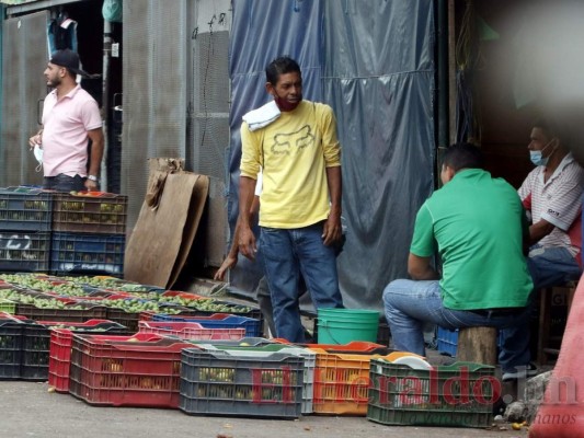 Con o sin mascarilla, capitalinos abarrotan mercados pese a que amenaza persiste (FOTOS)