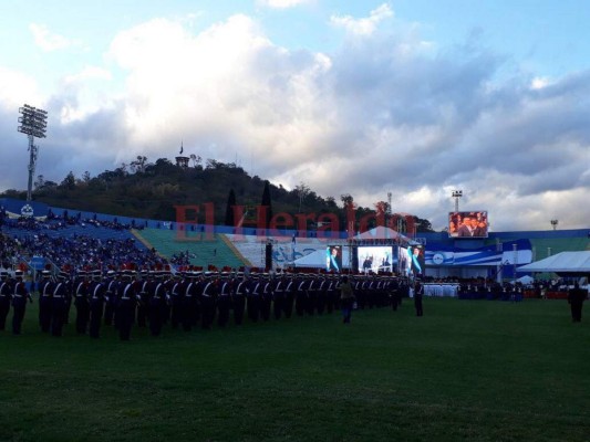 Ambiente de fiesta en el interior del Nacional previo a la toma de posesión de Juan Orlando Hernández