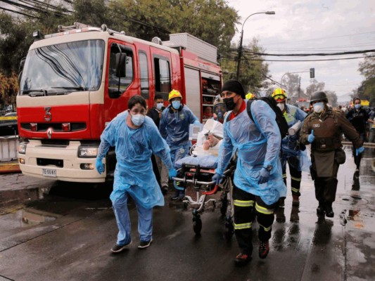 La dramática evacuación de pacientes entubados por incendio en hospital de Chile (Fotos)