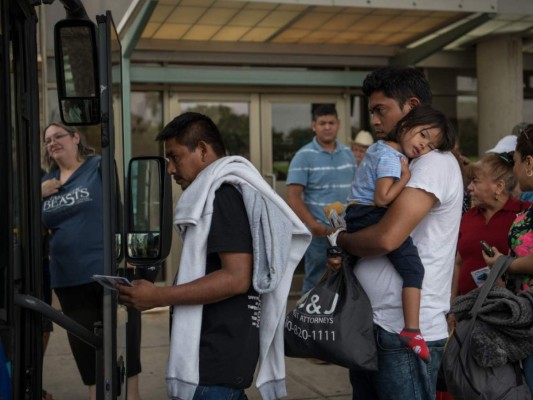 FOTOS: Hondureños son dejados en una estación de buses en Texas tras ser liberados  