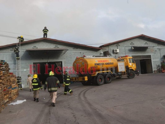 FOTOS: Pérdidas millonarias deja fuerte incendio en bodegas de Tegucigalpa