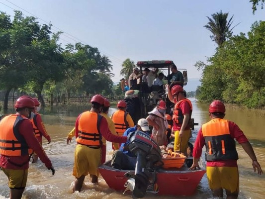 Tras una semana de arduas labores, sigue el rescate de afectados por Eta (Fotos)