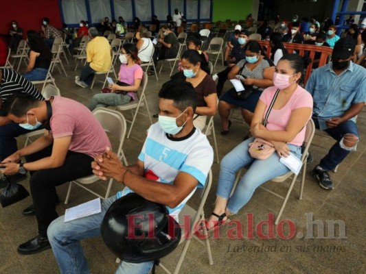 Largas filas y en orden: Así continuó la aplicación de la vacuna de refuerzo anticovid en la capital