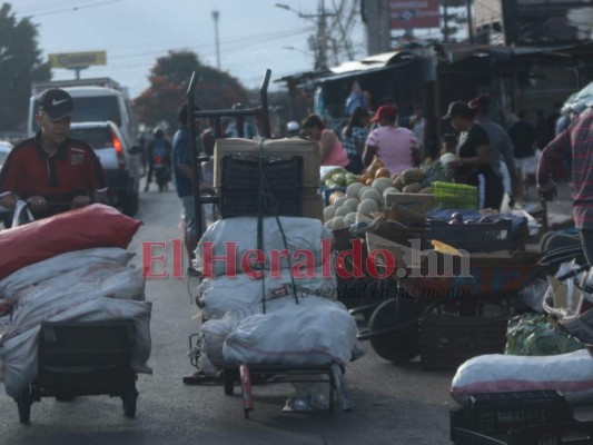 En largas filas y con identificación, así compran hondureños en plena pandemia