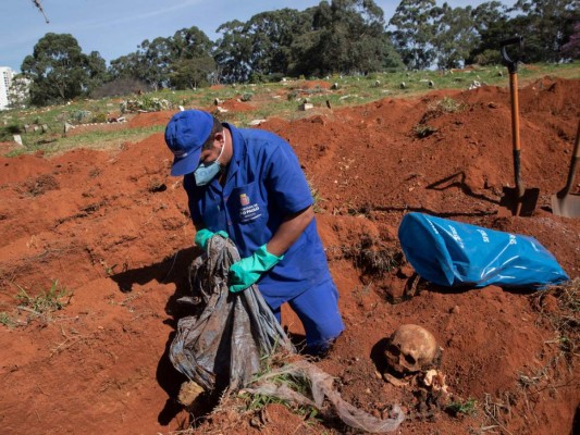 FOTOS: Ante muertes por coronavirus, cementerios de Sao Paulo vacían tumbas