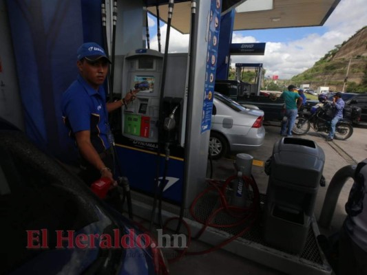 FOTOS: Largas filas en gasolineras ante supuesto desabastecimiento de combustible   