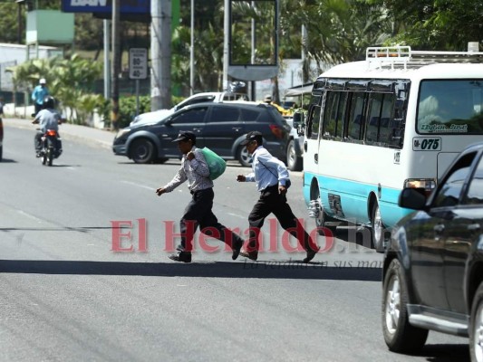 FOTOS: Capitalinos al filo de la muerte al atravesar peligrosos cruces  