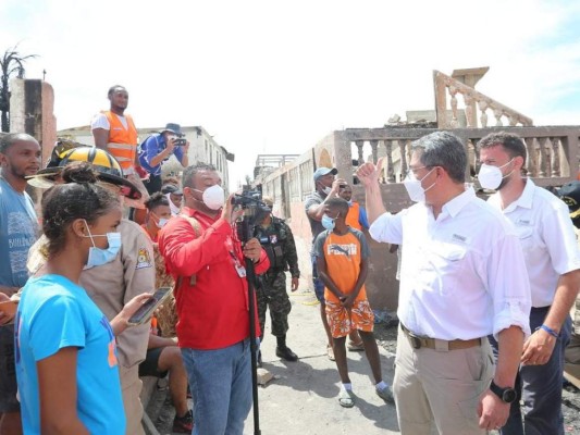 En fotos: Así fue el recorrido de Juan Orlando Hernández en la devastada Guanaja  