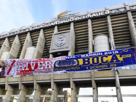 FOTOS: Aficionados de River y Boca comienzan a llenar el Santiago Bernabéu para la gran final de Copa Libertadores