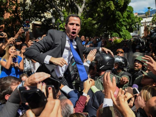 La caótica llegada de Juan Guaidó al Parlamento para su juramentación