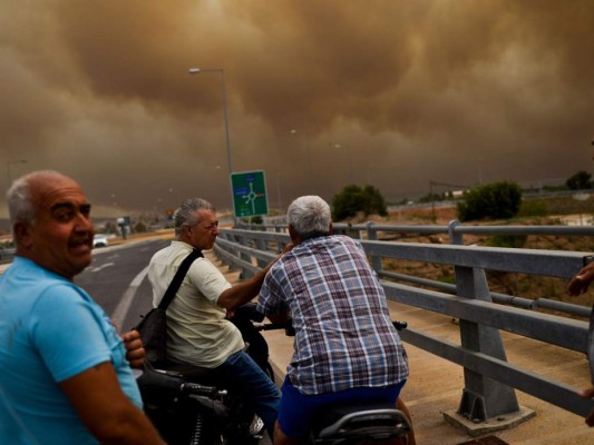 Las impresionantes fotos de los incendios en Grecia que ya dejan más de 70 muertos