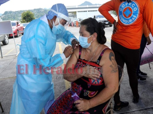 Cientos de hondureños acuden a recibir la segunda dosis contra el covid-19 (Fotos)