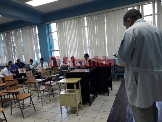 FOTOS: Paro en el sector Salud castiga con larga espera a pacientes