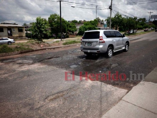 Baches, tierra y alcantarillas destapadas: deterioradas calles de la capital (FOTOS)