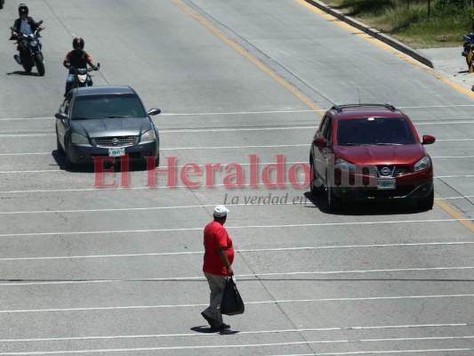 FOTOS: Capitalinos al filo de la muerte al atravesar peligrosos cruces  