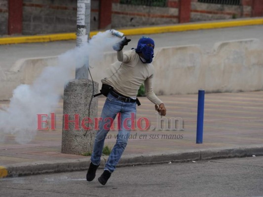 FOTOS: Guerra campal entre policías y encapuchados en el bulevar Suyapa