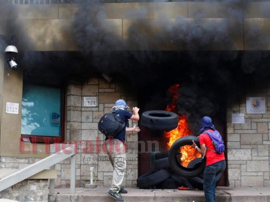 FOTOS: El momento del incendio en la Embajada de Estados Unidos en Honduras