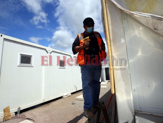 Sin planos, sellado con cartón comprimido y tachuelas: Los daños que presenta la UCI del hospital móvil de Olancho