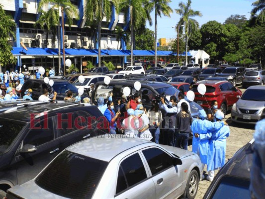 Entre globos, aplausos y caravana despiden al doctor Cándido Mejía (Fotos)