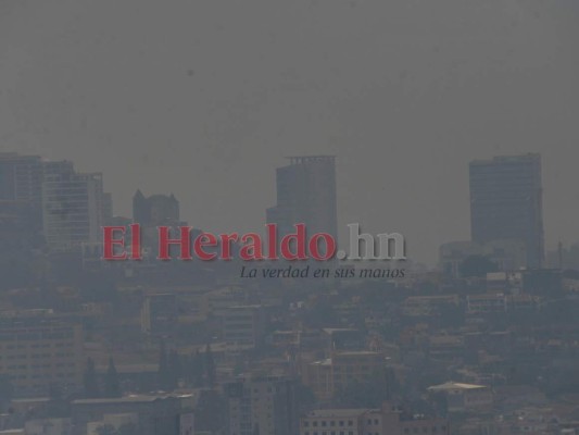 Sin agua, con una pandemia y ahogados por el humo de incendios en la capital del Honduras