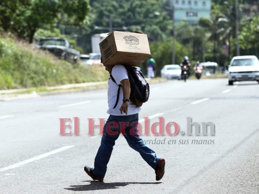 FOTOS: Capitalinos al filo de la muerte al atravesar peligrosos cruces  