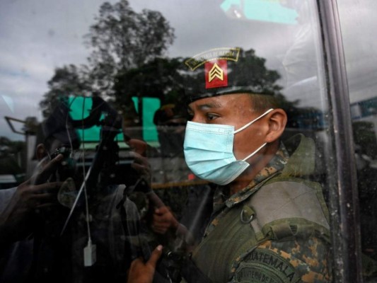 Bastones y armas del ejército guatemalteco, la otra muralla que enfrenta la caravana (FOTOS)