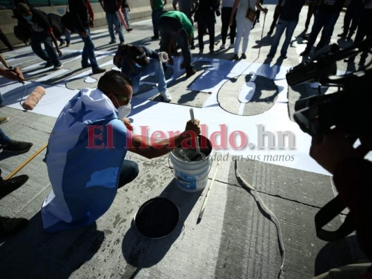 FOTOS: Hondureños repintan graffiti viral y exigen transparencia