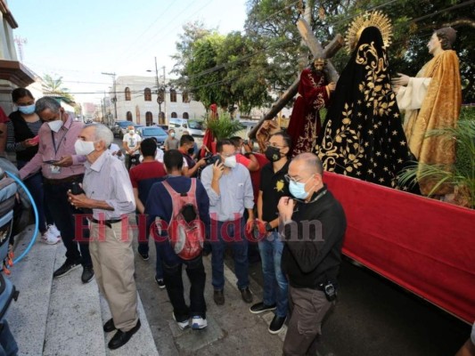 Con plegarias de sanidad y fervor cristiano: Así se desarrolló el vía crucis este Viernes Santo