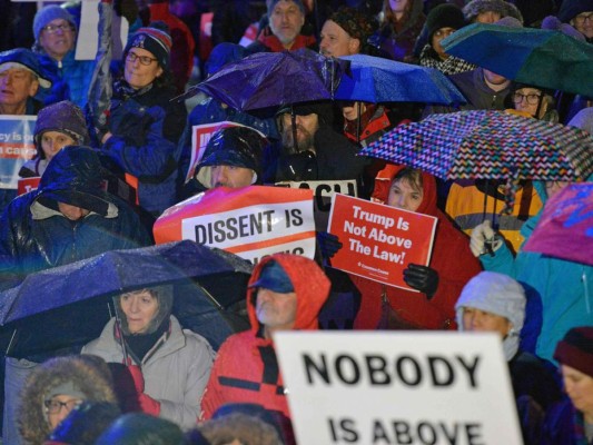 En calles de Boston y Nueva York piden la destitución de Donald Trump