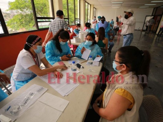 Periodistas y empleados de EL HERALDO reciben vacuna contra el covid-19