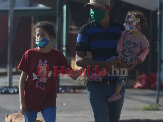 Con niños y mascarillas solo de adorno, así es la reapertura en bulevar del Norte