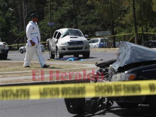 FOTOS: Horrenda escena de mortal choque entre turismo y pick up en la capital