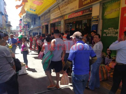 Capitalinos abarrotan mercados para abastecerse en plena cuarentena por Covid-19