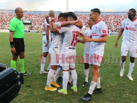 Celebración Merengue y a un paso de la 34: Las imágenes del triunfo de Olimpia en la final