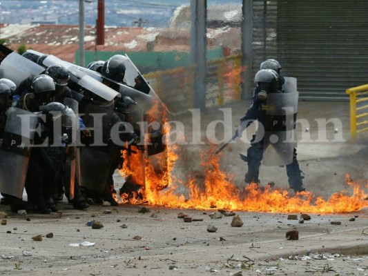 Impactantes fotos: Batalla campal fuera de la UNAH deja varios policías con quemaduras